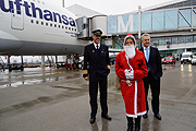 Kapitän Raimund Müller, der die Maschine von München nach New York steuerte, und Thomas Klühr, Lufthansa Passagiervorstand (©Foto: Martin Schmitz)